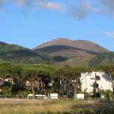 � la storia di San Sebastiano al Vesuvio, centro di 9mila anime in provincia di Napoli che, come dice il suo nome, � situato ai piedi dell�attivo e pericoloso vulcano campano